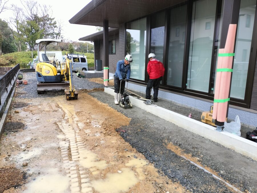 デッキ下の土間コンクリート施工（金鏝仕上げ・メッシュ筋入り）の様子