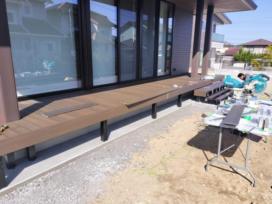 タカショー人工木デッキ施工中の骨組み固定作業