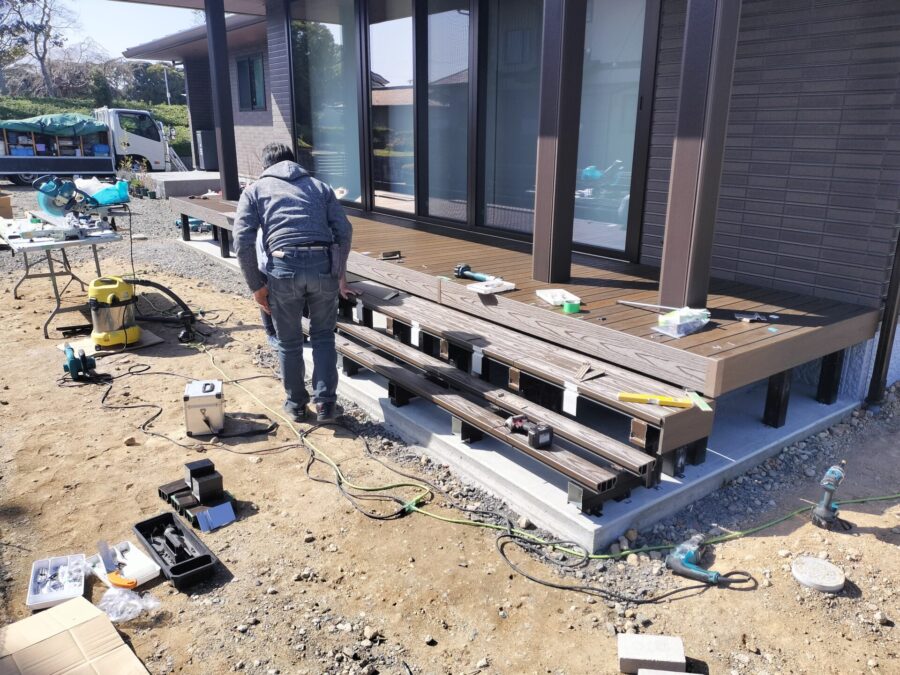 人工木デッキ施工中の柱干渉部切り欠き加工の様子