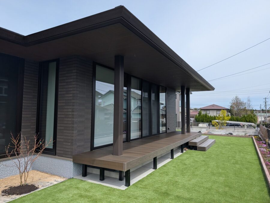 人工芝とウッドデッキが調和する庭空間