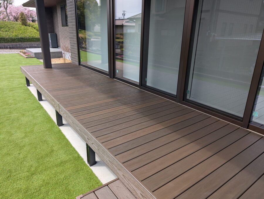 平屋住宅と人工木デッキの施工事例