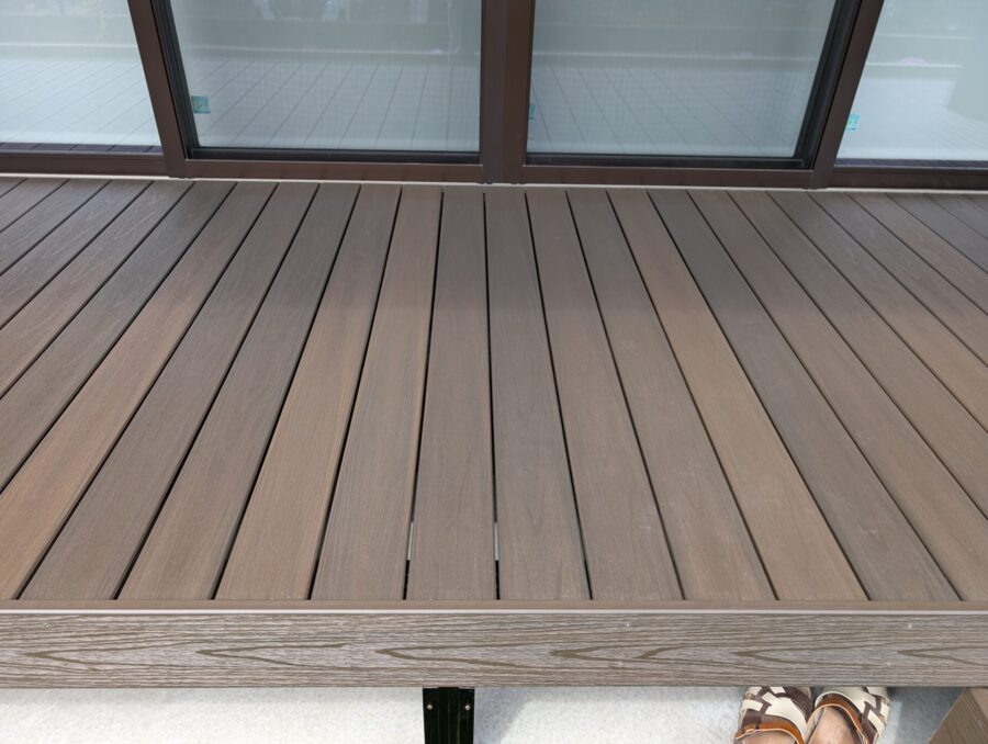 デッキ下をコンクリート仕上げにした外構施工例