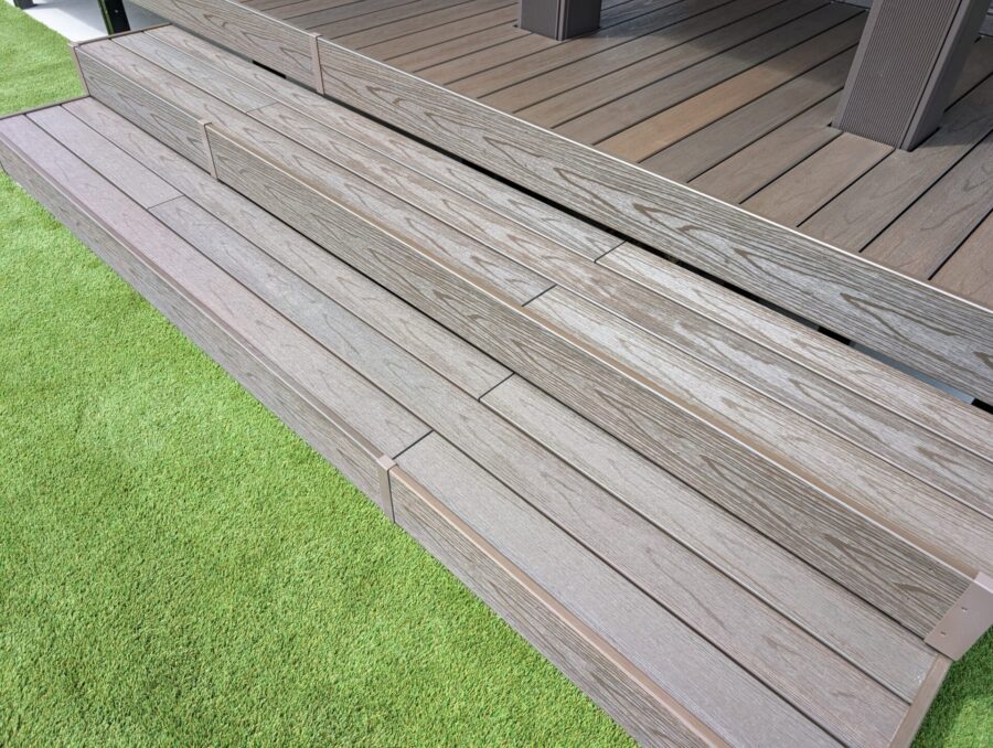 人工芝の庭と高級人工木デッキの調和