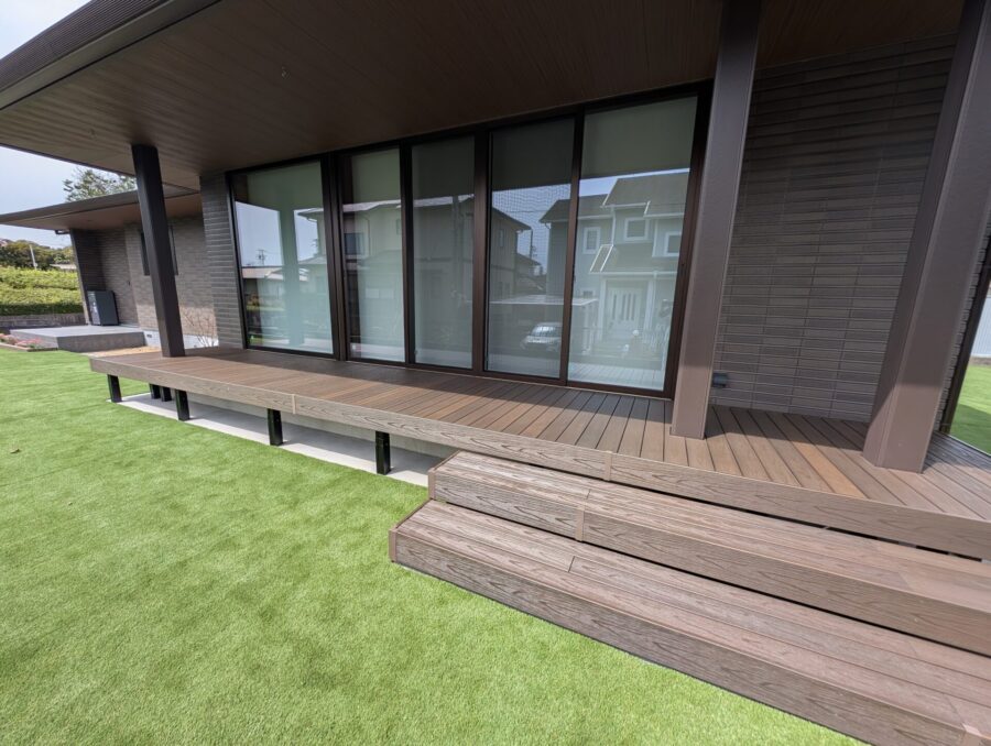 フルフラット仕様の人工木デッキとステップフロア