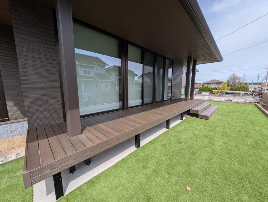 タカショー人工木デッキと人工芝・土間コンクリートを組み合わせた完成外構