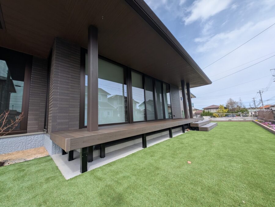 ウッドデッキと人工芝で快適な庭時間を楽しめる施工事例