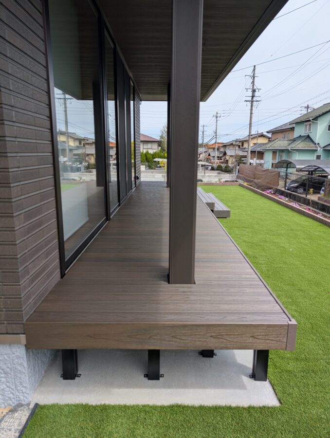 庭とリビングをつなぐフルフラット仕様の人工木デッキ