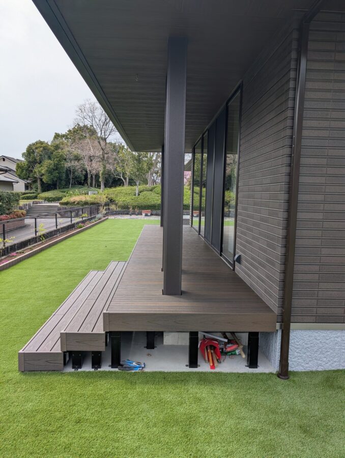 タカショー人工木デッキの高級感あるセピアブラウン色