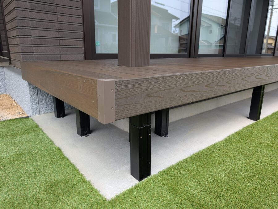 フルフラット仕様の人工木デッキと人工芝の組み合わせ