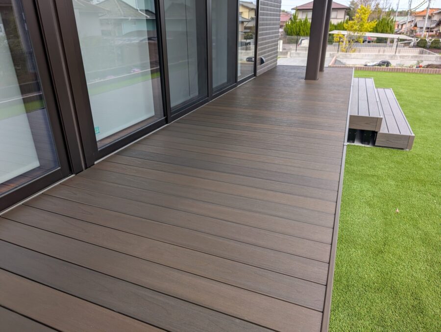 人工芝とウッドデッキを組み合わせた庭空間