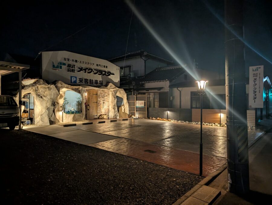 夜間ライトアップの陰影｜展示場で確認できるロックワーク