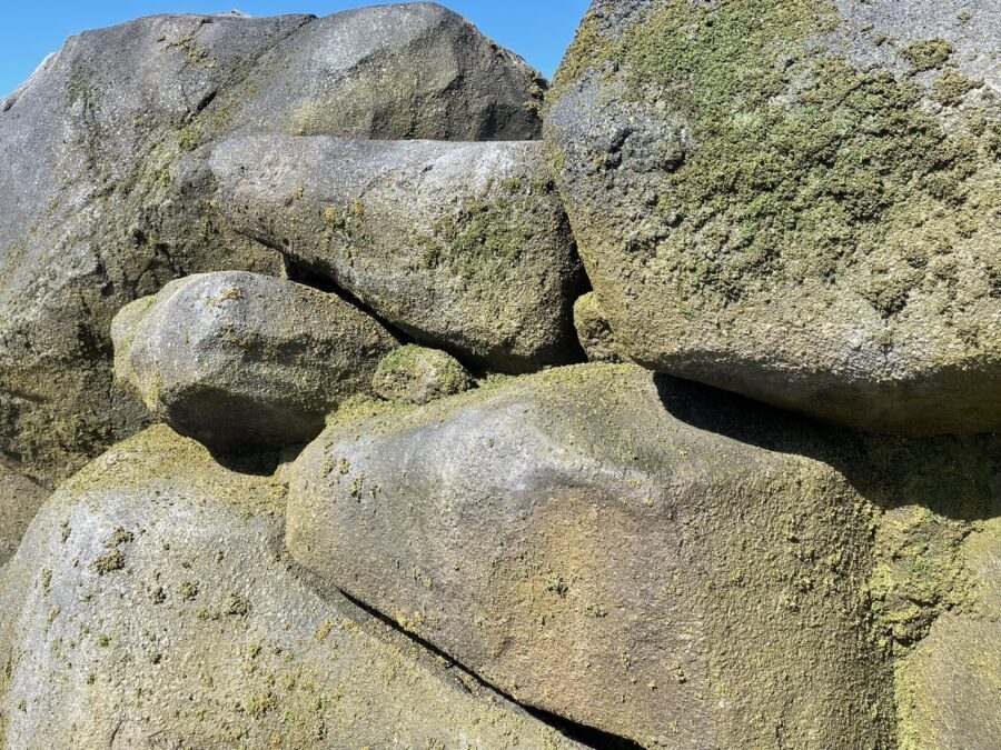 擬岩ロックワークの接写ディテール｜本物以上の石肌
