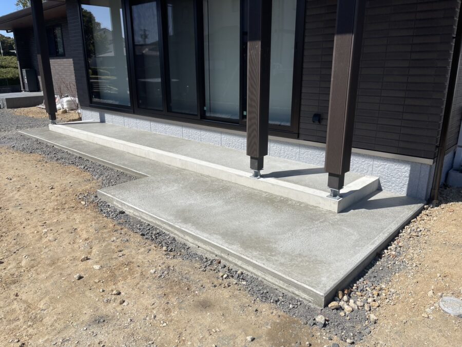 タカショー人工木デッキ骨組み施工の初期段階