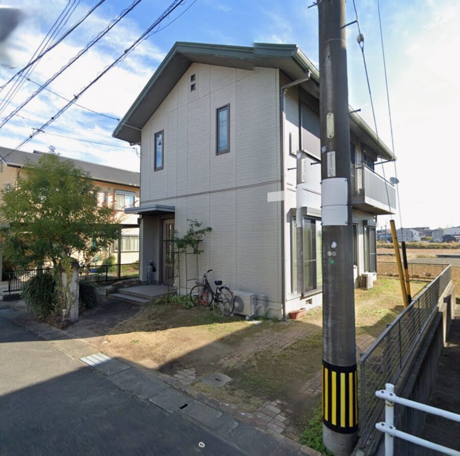 松阪市 外構リフォーム 施工前の全景 雑草が多い状態