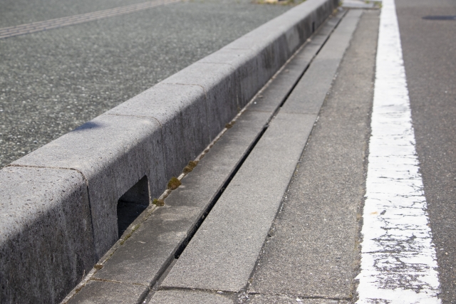 歩道の切り下げや縁石の加工は自分でできる？実は「市の許可」が必要です。