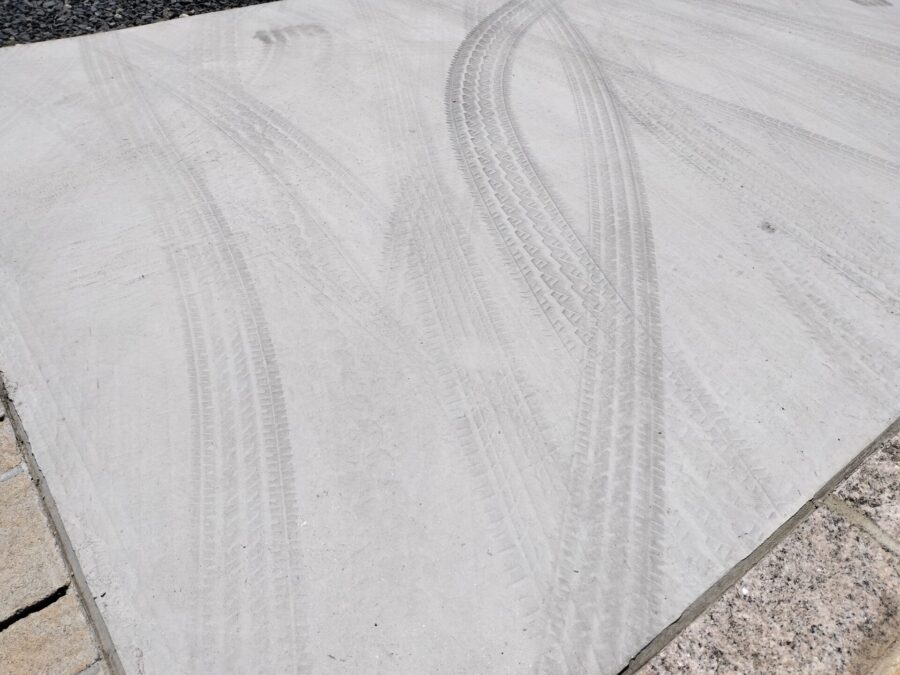 タイヤ痕、金鏝仕上げとの関係