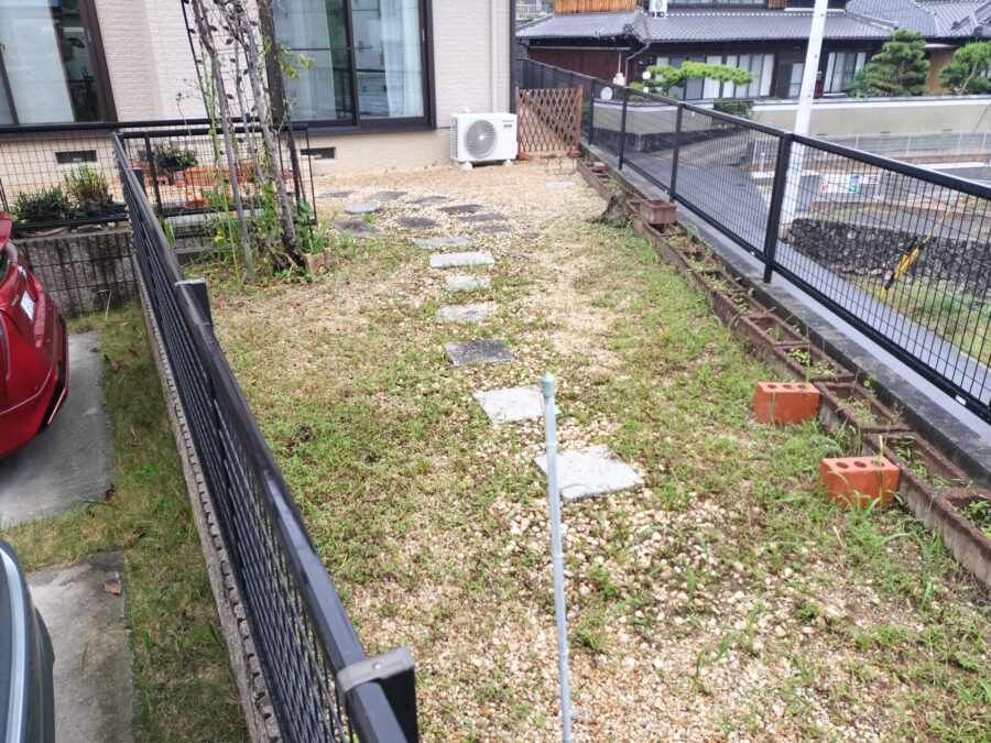 四日市市 外構リフォーム前 庭の雑草状態
