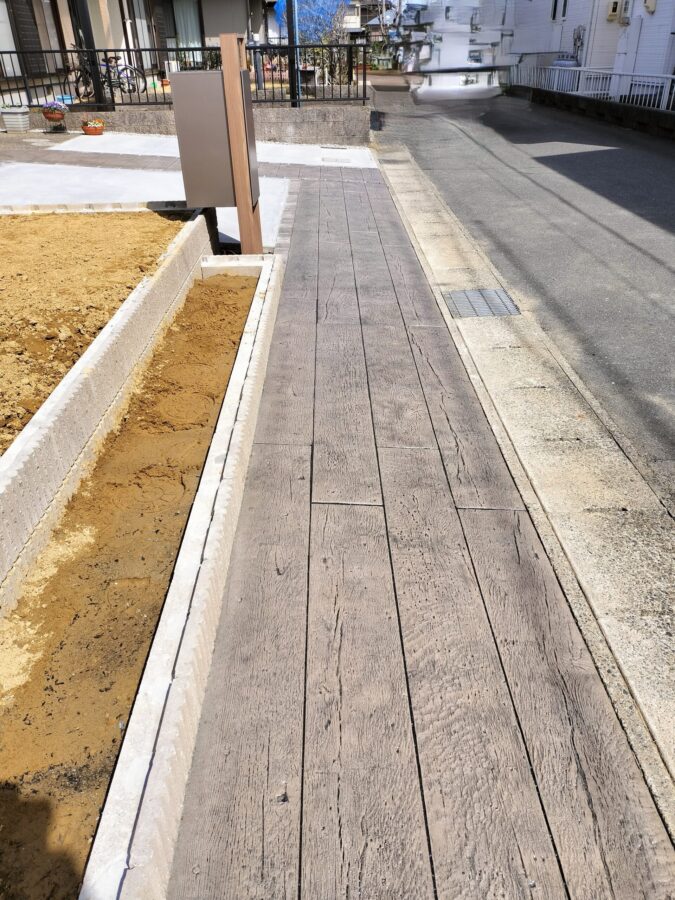 四日市市 外構リフォーム｜腐った枕木を“燃えない木”へ、スタンプコンクリートで再生する庭