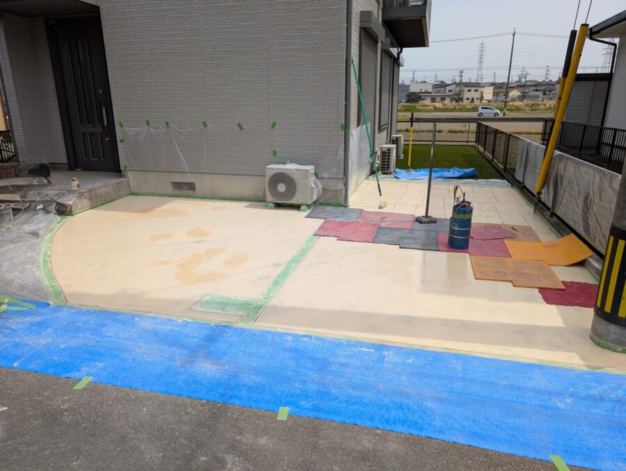 松阪市 外構リフォーム 施工中 スタンプコンクリート施工風景