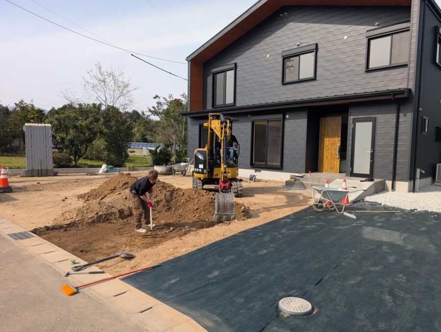 防草シート施工中の様子 三重郡菰野町