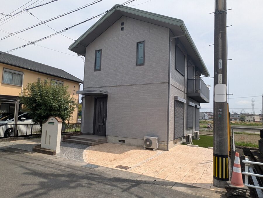 松阪市 外構リフォーム 施工前 庭の雑草と老朽化した舗装