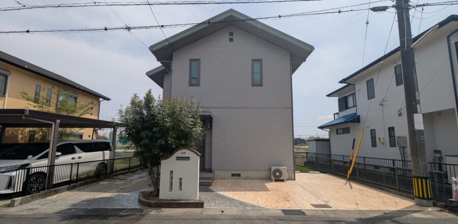 松阪市 外構リフォーム 施工前 建物前面のひび割れ箇所