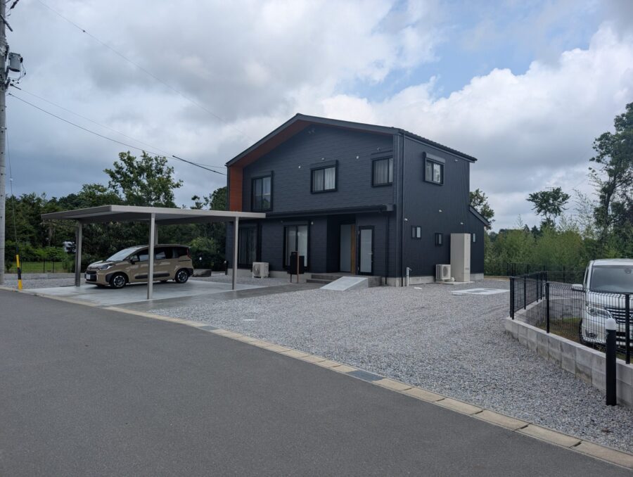 施工デザイン事例を更新しました｜三重郡菰野町 折板カーポート新築外構