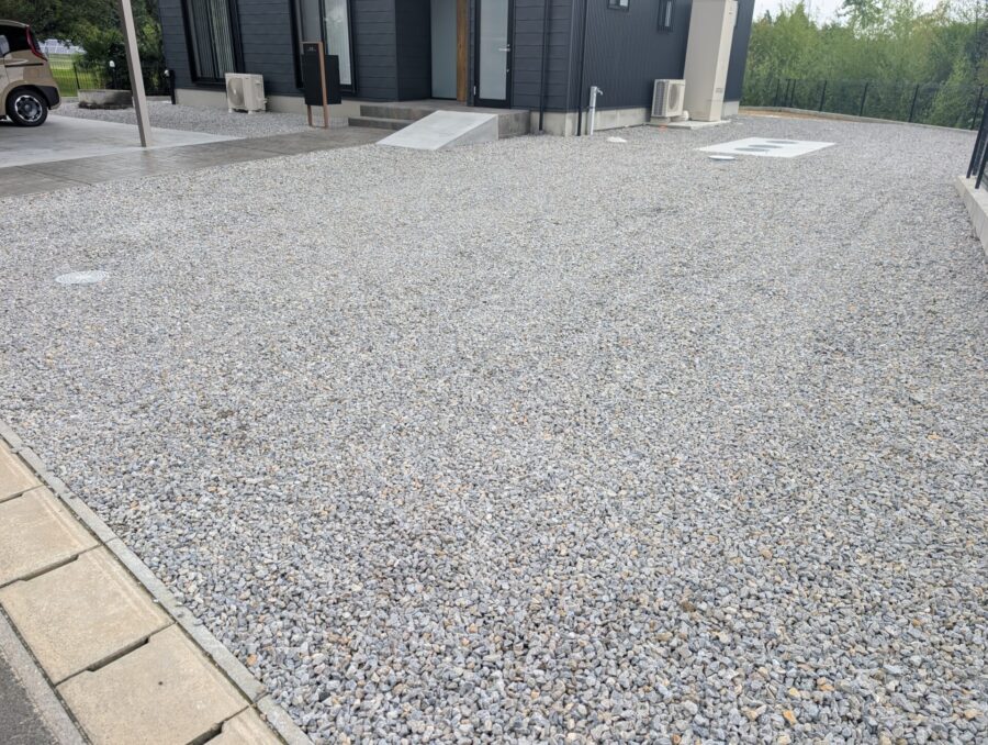 駐車場とフェンス完成後の外観 三重郡菰野町