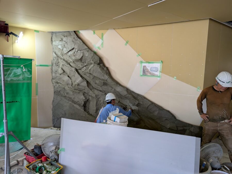 擬岩ロックワーク造形の荒削り段階