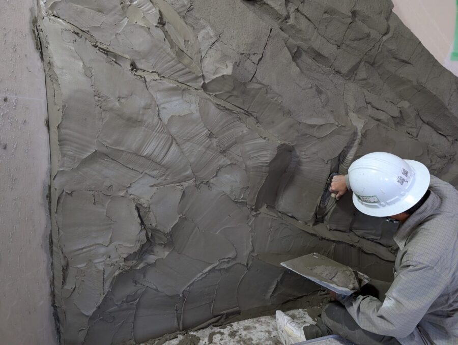 モルタル造形の細部彫刻と着色工程