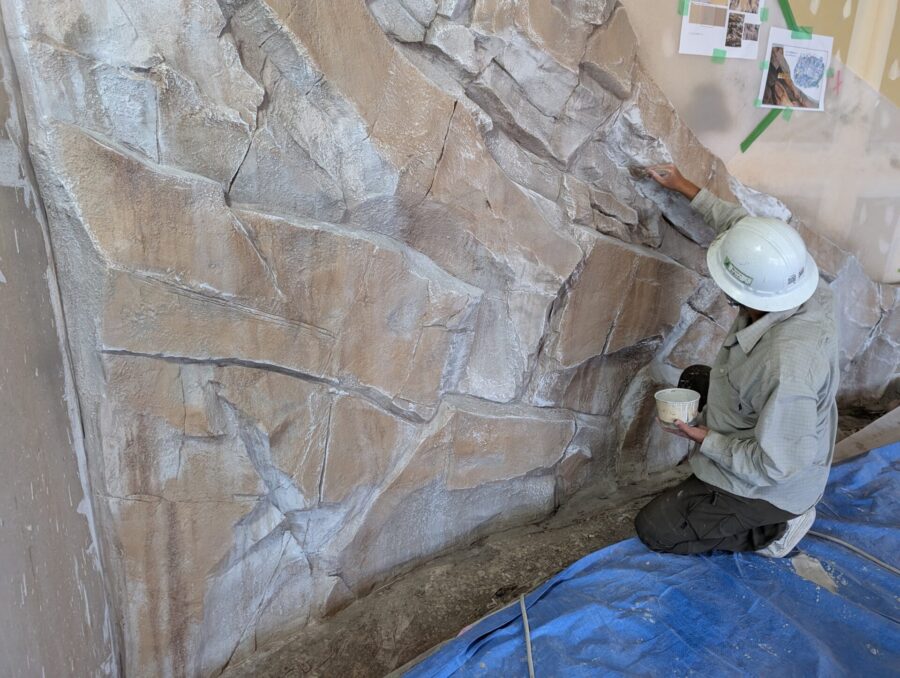 セメント造形の着色・質感仕上げ工程（三重県津市ビーイング本社ビル）