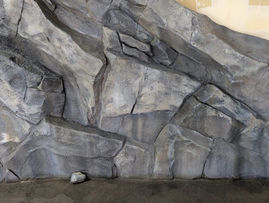 完成間近の擬岩ロックワーク表面仕上げ（三重県津市ビーイング本社ロビー）