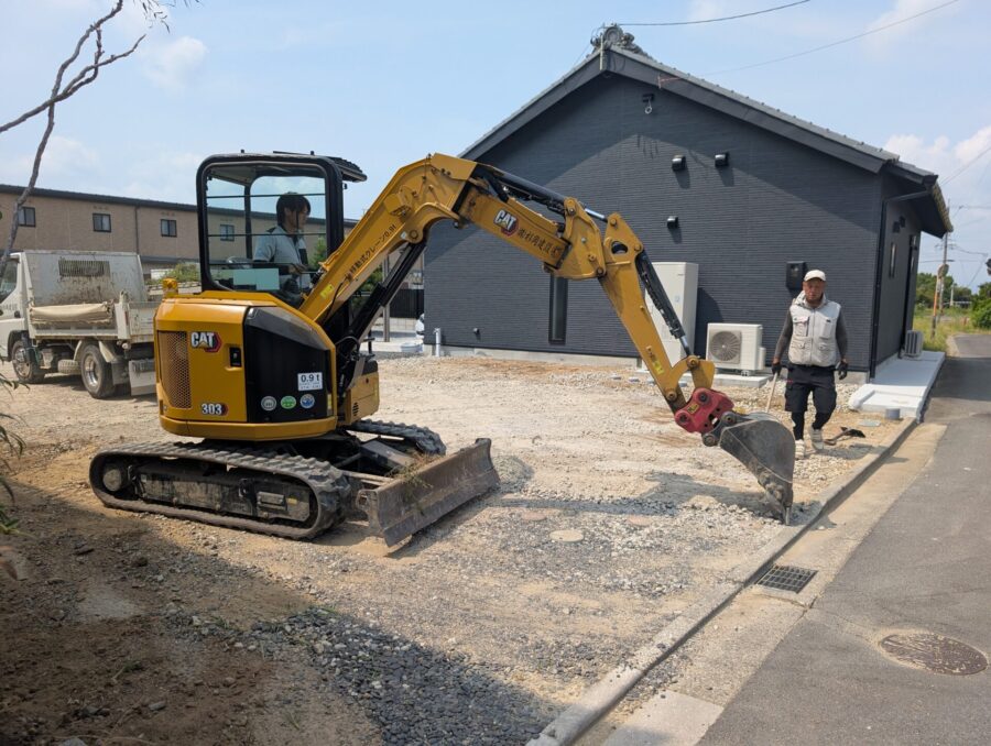 施工前に下地となる路盤を整形する様子