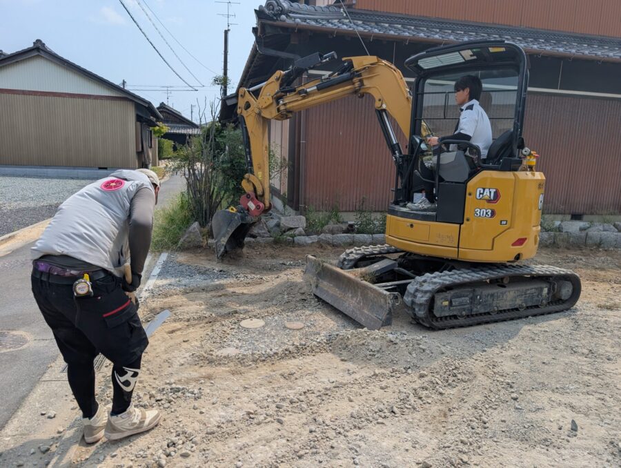 不要な土を掘削して処分する施工の様子