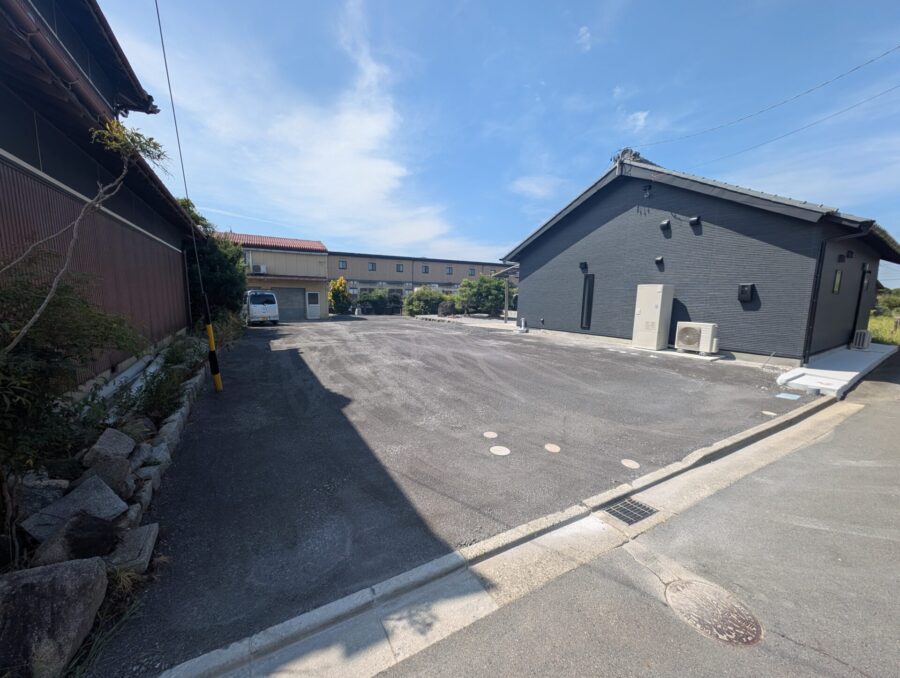 スラグ砕石で仕上げた駐車場の完成写真（全景2）