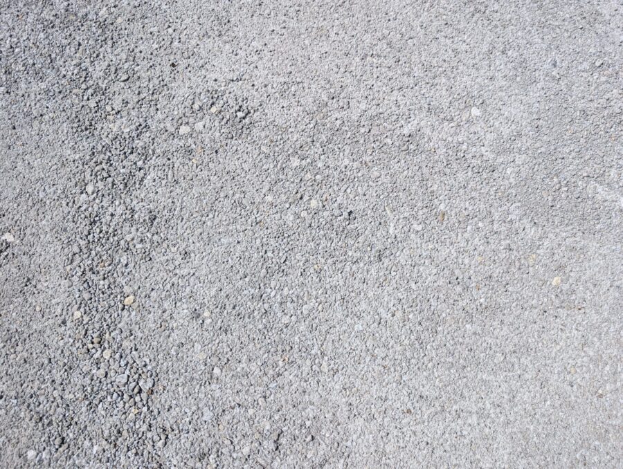 スラグ砕石表面のアップ。灰色粒子が締まった状態