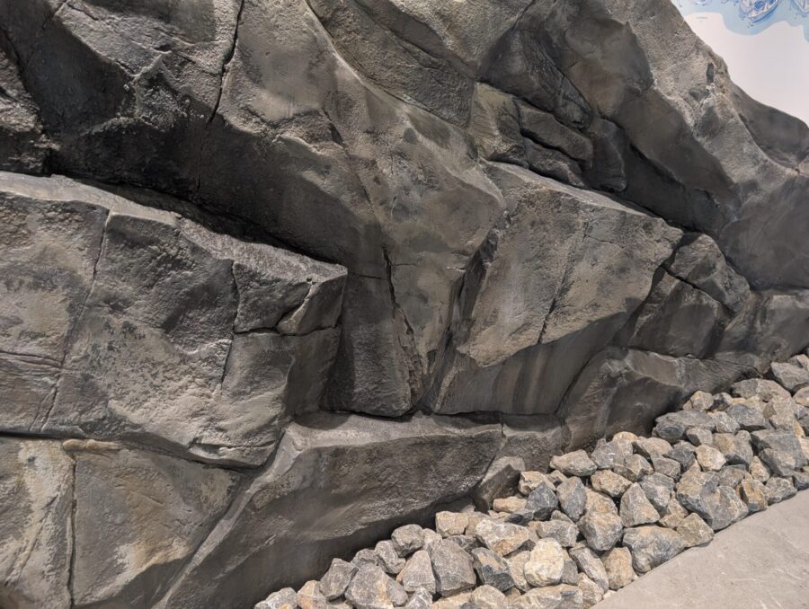 完成した擬岩ロックワーク表面の陰影と光沢