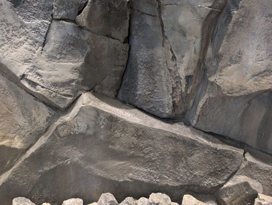 擬岩ロックワークの近接ディテール（模様と陰影）