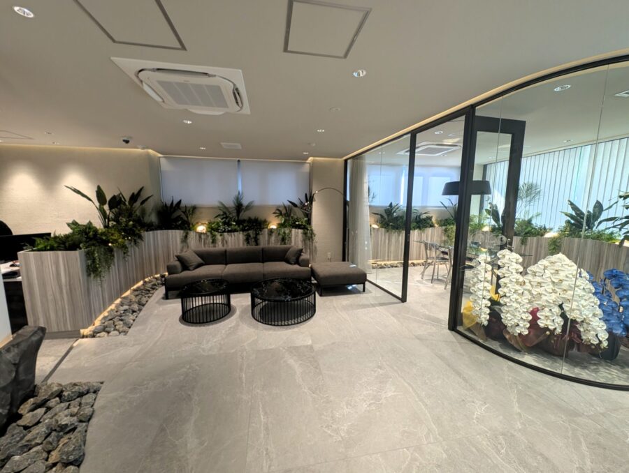 完成後のロビー内で撮影された擬岩ロックワーク（三重県津市ビーイング本社ビル）