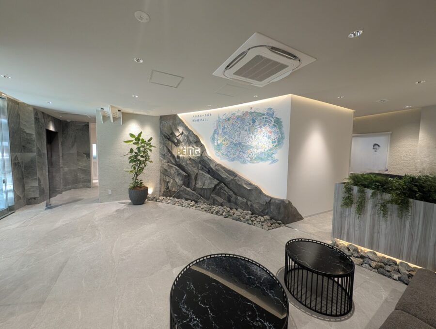 ビーイング本社ロビーに設置された擬岩ロックワーク全景