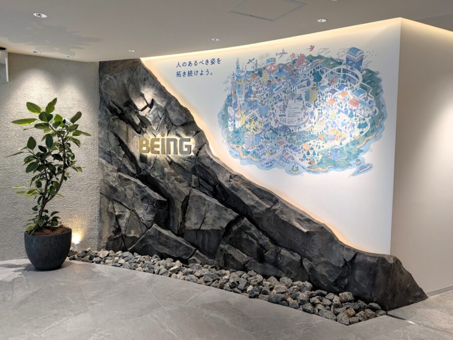 ロビーに差し込む光を確認しながら最終調整を行う職人