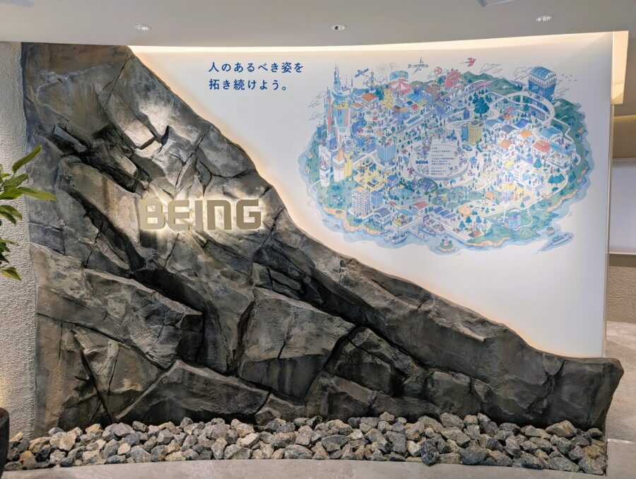 完成後のビーイング本社ロビー全景。自然光と造形が融合した空間。