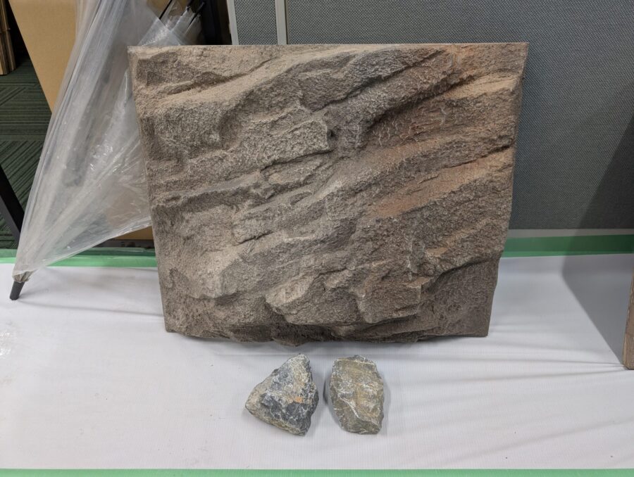 セメント造形の中間仕上げ工程（三重県津市ビーイング本社ビル）