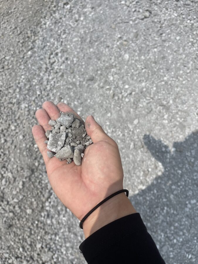 スラグ砕石を所定厚で敷き均しする様子