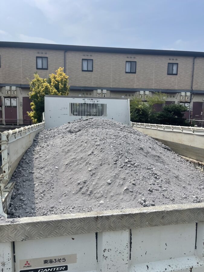 スラグ砕石の搬入と敷き均し準備