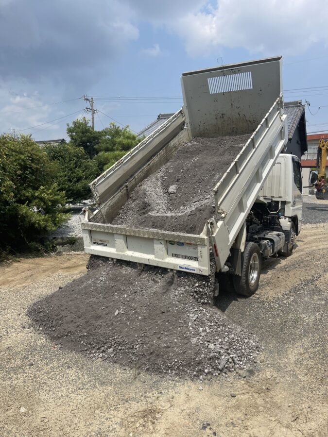 スラグ砕石を使った駐車場施工｜安価で環境配慮された選択肢