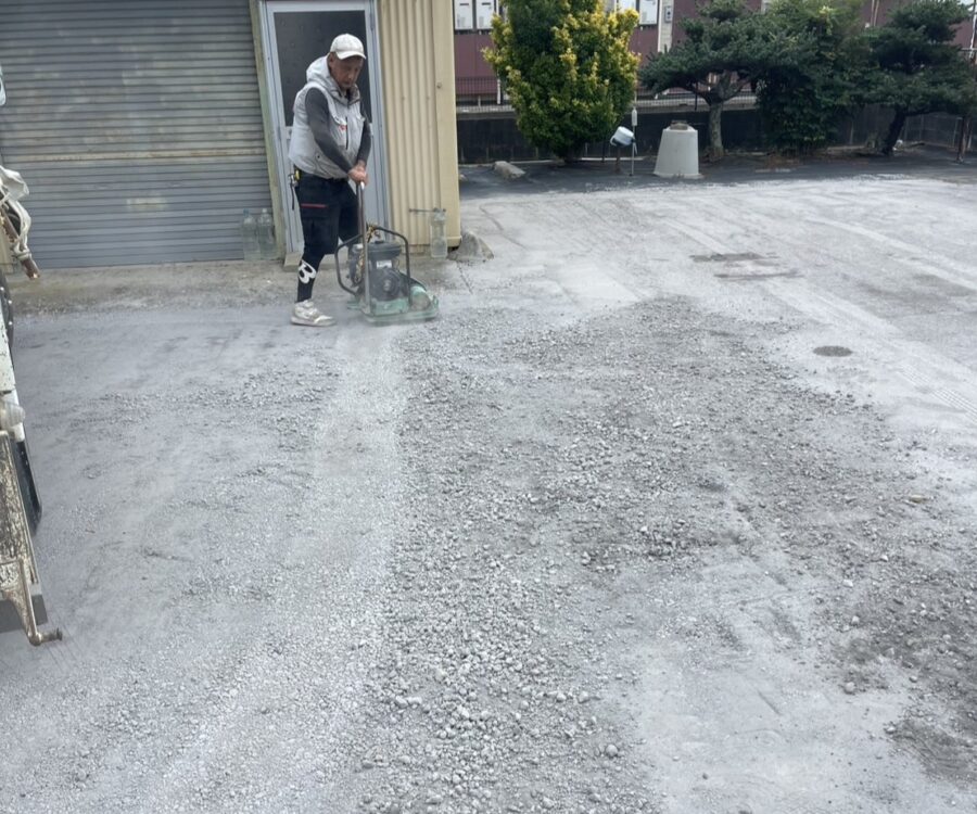 プレートコンパクターで転圧する施工中の様子