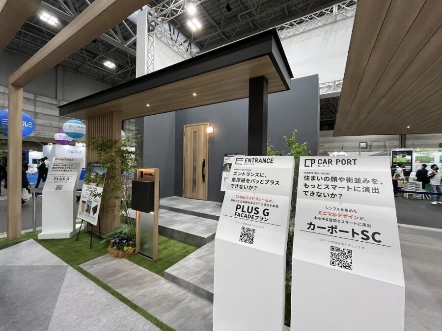 外構展示会でカーポートやフェンスを実際に比較している様子